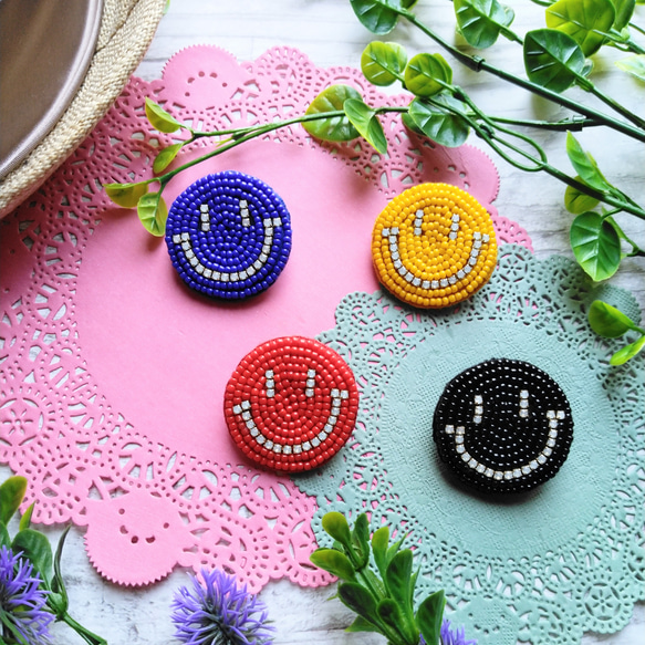 ビーズ刺繍ブローチ　ビジューでゴージャスなニコちゃん<ノーマルカラー>【ホワイトオパール】 1枚目の画像