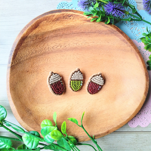 ビーズ刺繍ブローチ 秋ですね☆どんぐり3兄弟（3コset♪） ブローチ
