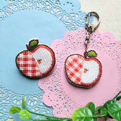 受注生産 ビーズ刺繍 チェック柄りんご☆ ブローチorキーホルダー