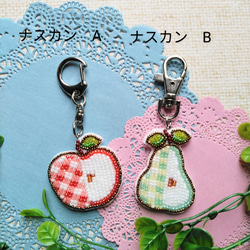 受注生産　ビーズ刺繍　チェック柄りんご☆ ブローチorキーホルダー 4枚目の画像