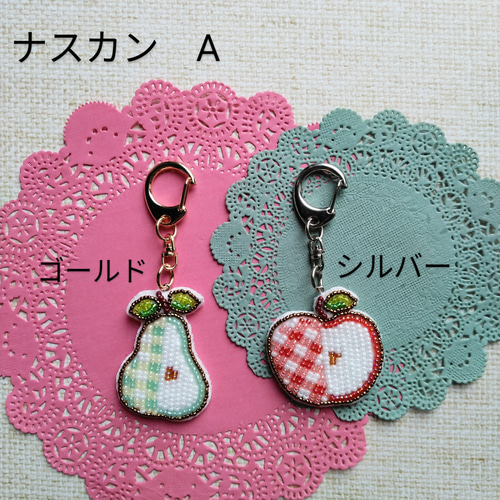 受注生産 ビーズ刺繍 チェック柄りんご☆ ブローチorキーホルダー ブローチ Beeeads 通販｜Creema(クリーマ) 12527816