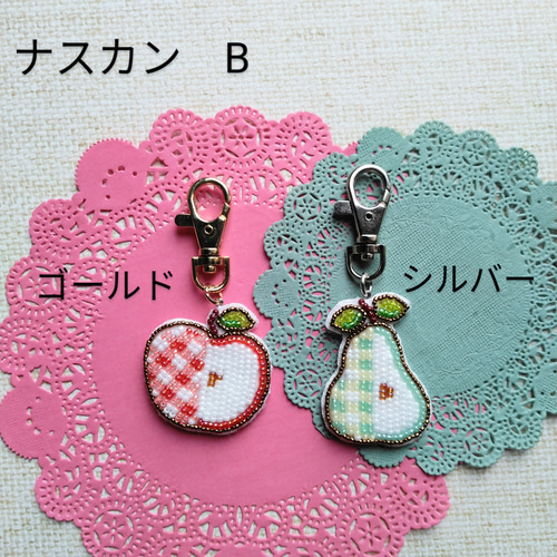 受注生産 ビーズ刺繍 チェック柄りんご☆ ブローチor