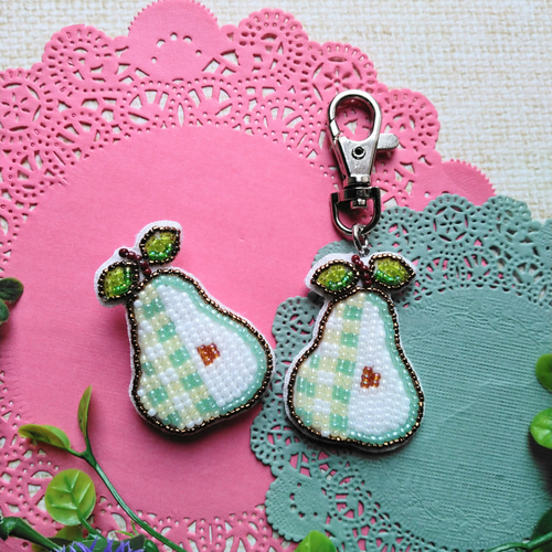 【人気投票 1~37位】ハイブランド人気ランキング！ ブローチorキーホルダー チェック柄洋梨☆ ビーズ刺繍 受注生産 ブローチ 12527851 通販｜Creema(クリーマ) Beeeads その他