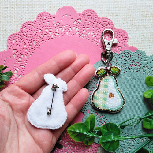 受注生産 ビーズ刺繍 チェック柄洋梨☆ ブローチorキーホルダー