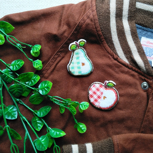受注生産 ビーズ刺繍 チェック柄洋梨☆ ブローチorキーホルダー