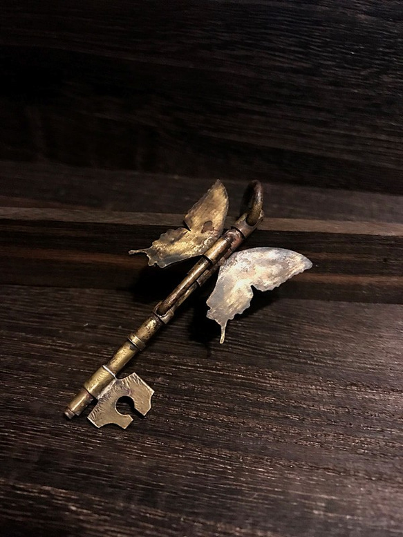 真鍮　歯車模様　蝶の鍵チャーム 3枚目の画像