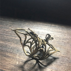 蜘蛛と蝶 真鍮リング 3枚目の画像