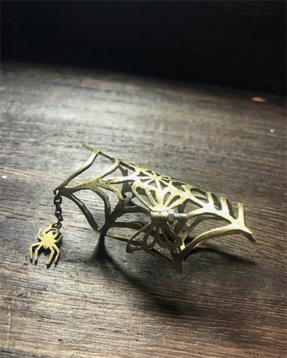 蜘蛛と蝶　真鍮ストールリング 2枚目の画像