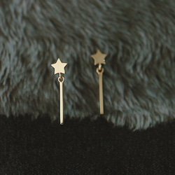 K9金 華奢な揺れる流れ星デザインピアス イヤリング Earrings 7枚目の画像