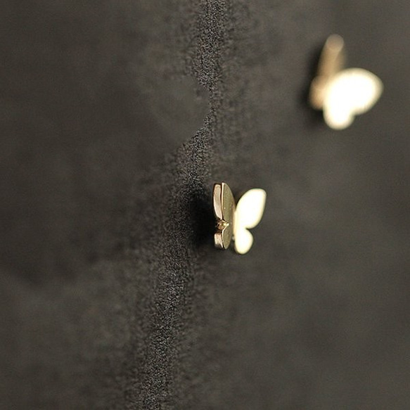 K14金ミニシャイニーバタフライピアス Cute Mini Butterfly Stud Earrings 4枚目の画像