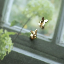 K14金ミニシャイニーバタフライピアス Cute Mini Butterfly Stud Earrings 7枚目の画像