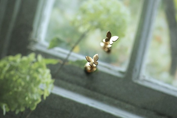 K14金ミニシャイニーバタフライピアス Cute Mini Butterfly Stud Earrings 7枚目の画像