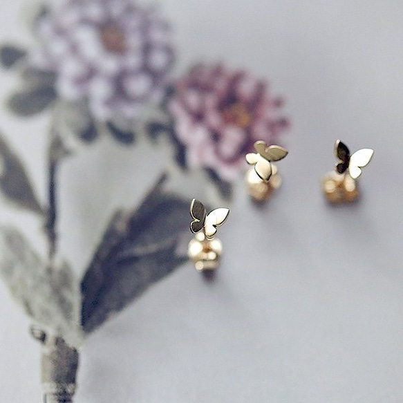 K14金ミニシャイニーバタフライピアス Cute Mini Butterfly Stud Earrings 8枚目の画像