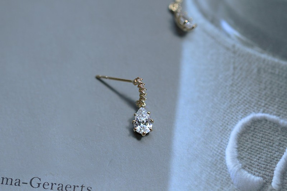 揺れるしずく型ダイヤのおしゃれピアス Earrings 3枚目の画像