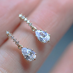 揺れるしずく型ダイヤのおしゃれピアス Earrings 4枚目の画像
