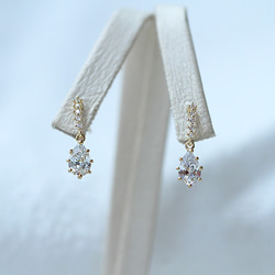揺れるしずく型ダイヤのおしゃれピアス Earrings 5枚目の画像