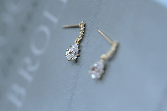 揺れるしずく型ダイヤのおしゃれピアス Earrings 6枚目の画像
