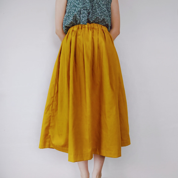 マスタードカラーのミモレ丈スカート 3枚目の画像