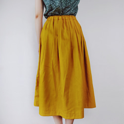 マスタードカラーのミモレ丈スカート 4枚目の画像