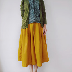 マスタードカラーのミモレ丈スカート 6枚目の画像