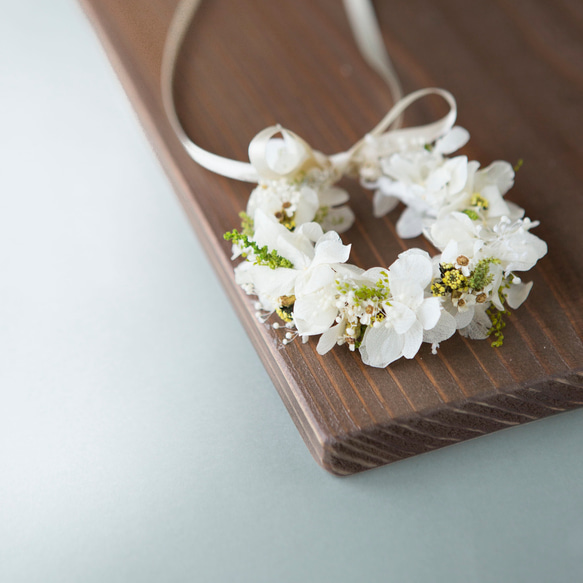 花色ふわり、小さな花冠のブレスレット(white) 1枚目の画像