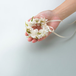 花色ふわり、小さな花冠のブレスレット(white) 3枚目の画像