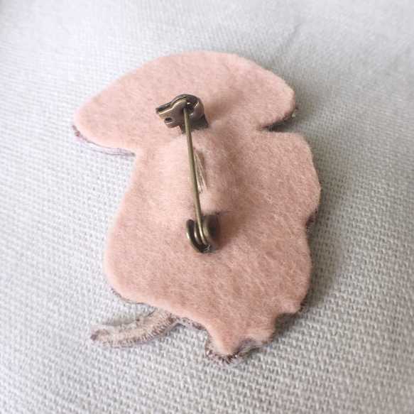 質感刺繡胸針-山下農家系列-搬菜小鼠01-香菇鼠-穿搭配件飾品 第3張的照片