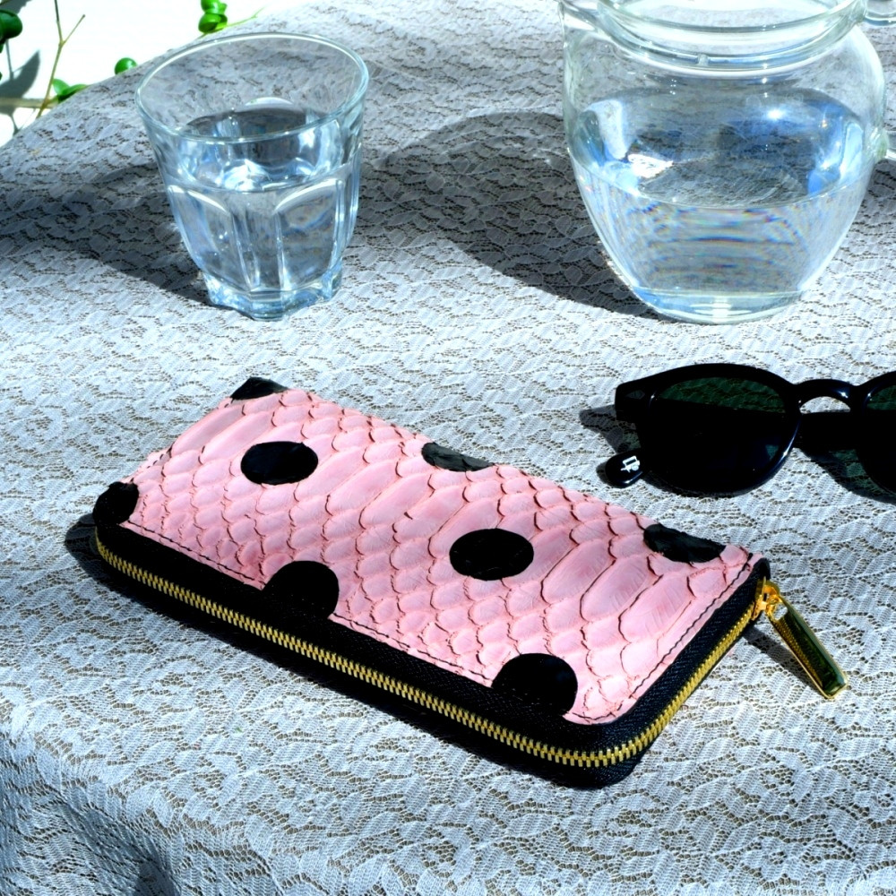 【受注製作】embrace（エンブレイス） パイソンDOTペイント（ティーローズ）ラウンドファスナー長財布 27,885円