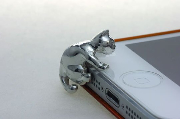 スマートフォン用やんちゃなトラ猫のイヤホンジャックアクセサリー 3枚目の画像