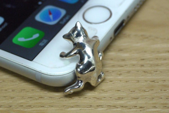スマートフォン用やんちゃなトラ猫のイヤホンジャックアクセサリー 4枚目の画像