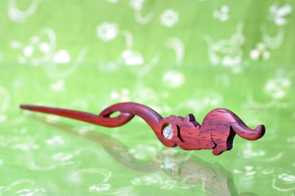 赤い猫のかんざし(簪) 1枚目の画像