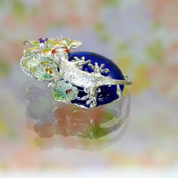 守宮が遊ぶ春色の色彩と青いガラスのペンダント 3枚目の画像
