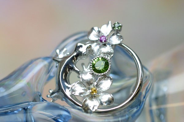 ペリドットのネイチャーペンダントトップ【花に遊ぶゲッコー】