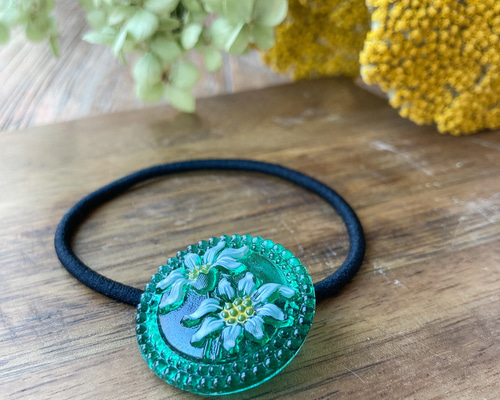 昭和レトロ　石けりガラスのヘアゴム　群青の線　ミルクガラス　一点限り 2輪のアマリリスのヘアゴム/ポニーフック/ストールピン /ブローチ