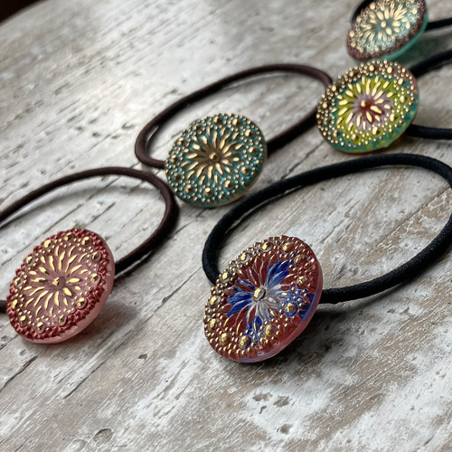 11になります　チェコガラスボタン　ヴィンテージ　ベア　希少カラー組含む チェコ ガラスボタン】イヤリング （ツインフラワー ブラック