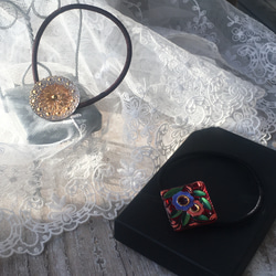 《再販》チェコ　ヴィンテージ  ガラスボタンのヘアゴム【二輪の花スクエア】 5枚目の画像
