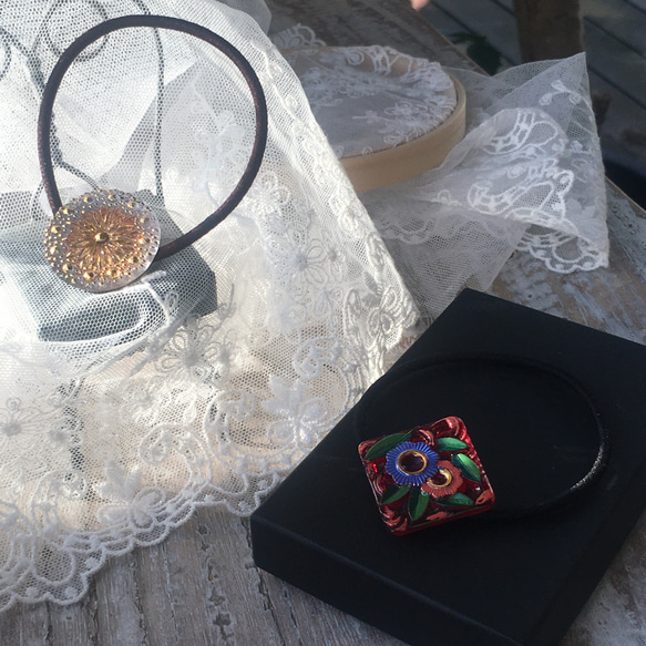 《再販》チェコ　ヴィンテージ  ガラスボタンのヘアゴム【二輪の花スクエア】 9枚目の画像