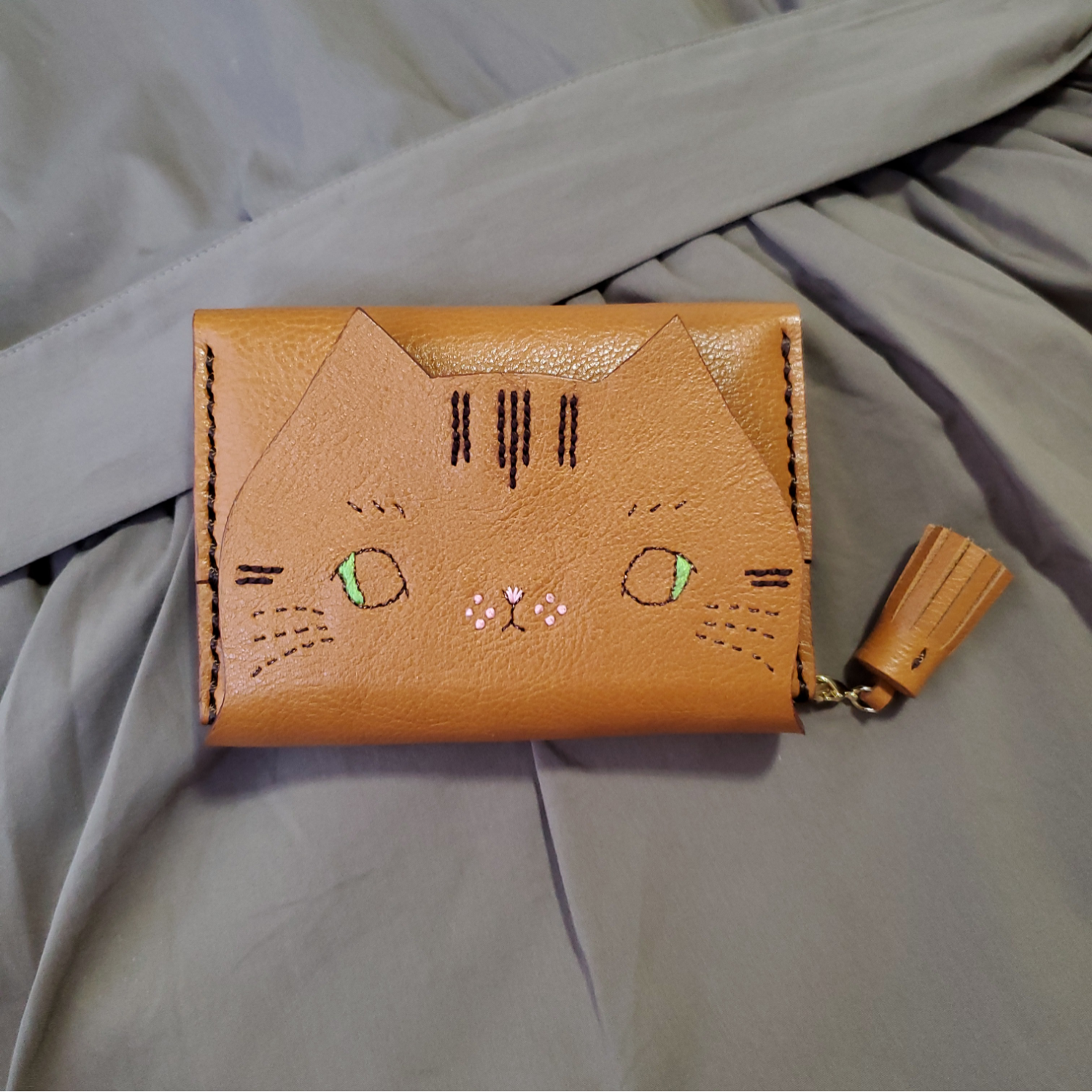 【受注制作】ねこのお顔 パスケース付き ミニ財布 トラ猫 ダコタレザー　 マグネットホック