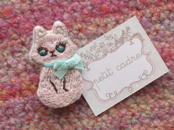 ピンクペルシャ猫　刺繍ブローチ　ねこ 1枚目の画像