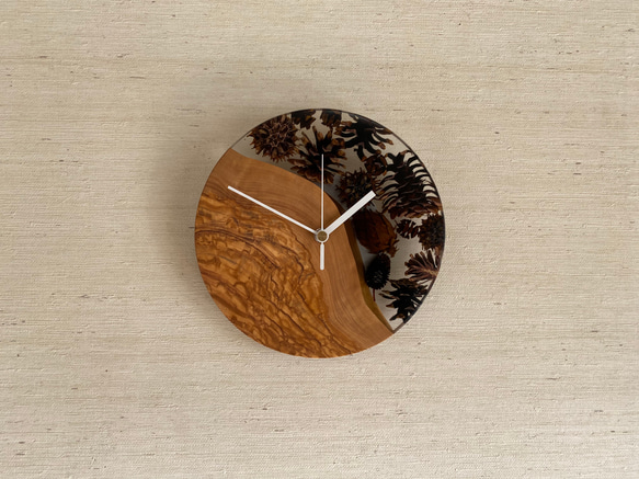 木の実のレジン壁掛け時計（オリーブウッド）_C24 2枚目の画像