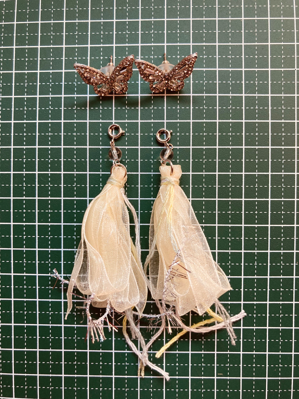 キラキラ蝶のオーガンジータッセルピアス（シルバー）（85） 3枚目の画像