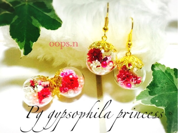 Pg gypsophila princess. かすみ草 パール ガラスドーム スタッドピアス 赤 ピンク 本物の花 3枚目の画像