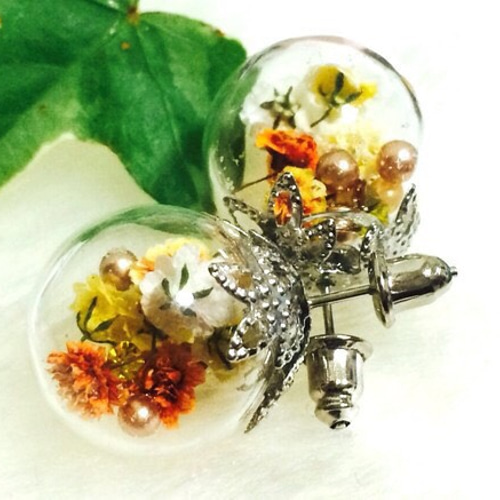 Es gypsophila prince. かすみ草とパールのガラスドームピアスor