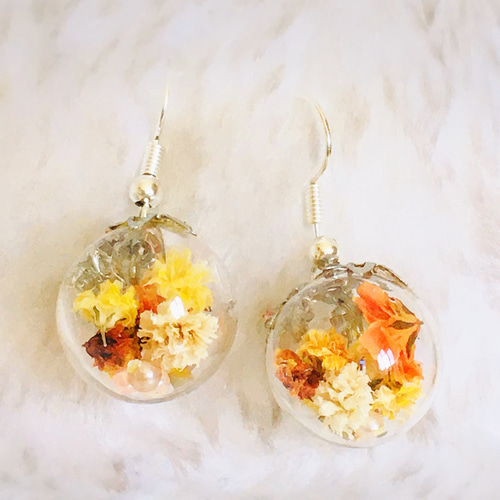 Es gypsophila prince. かすみ草とパールのガラスドームピアスor