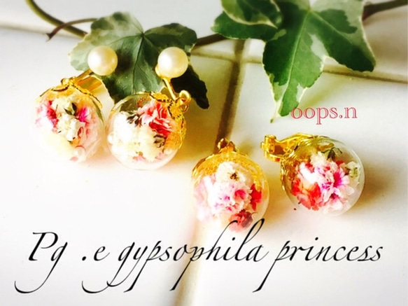 Pg.e gypsophila princess. かすみ草とパールのガラスドームゆれるネジ式イヤリング赤ピンク 4枚目の画像