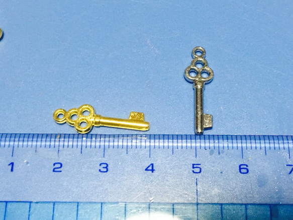 鍵のチャーム・ゴールド・シルバー・7×22mm・アクセサリーパーツ・素材 2枚目の画像