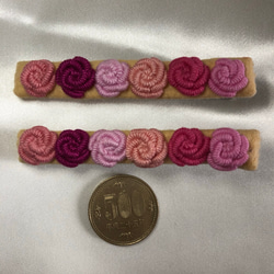 ピンク系のお花の刺繍のヘアクリップ(2個セット) 2枚目の画像