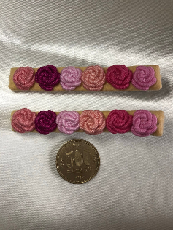 ピンク系のお花の刺繍のヘアクリップ(2個セット) 2枚目の画像