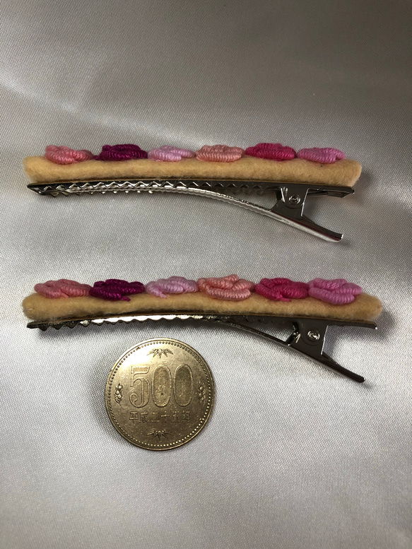 ピンク系のお花の刺繍のヘアクリップ(2個セット) 3枚目の画像