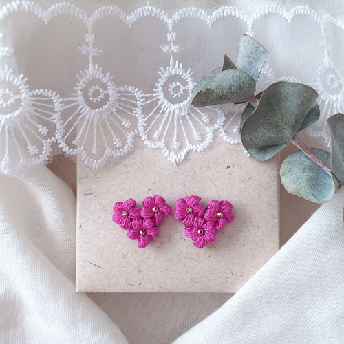 刺繍糸で編んだ小さいお花♡ハート ピンク 小さいイヤリング